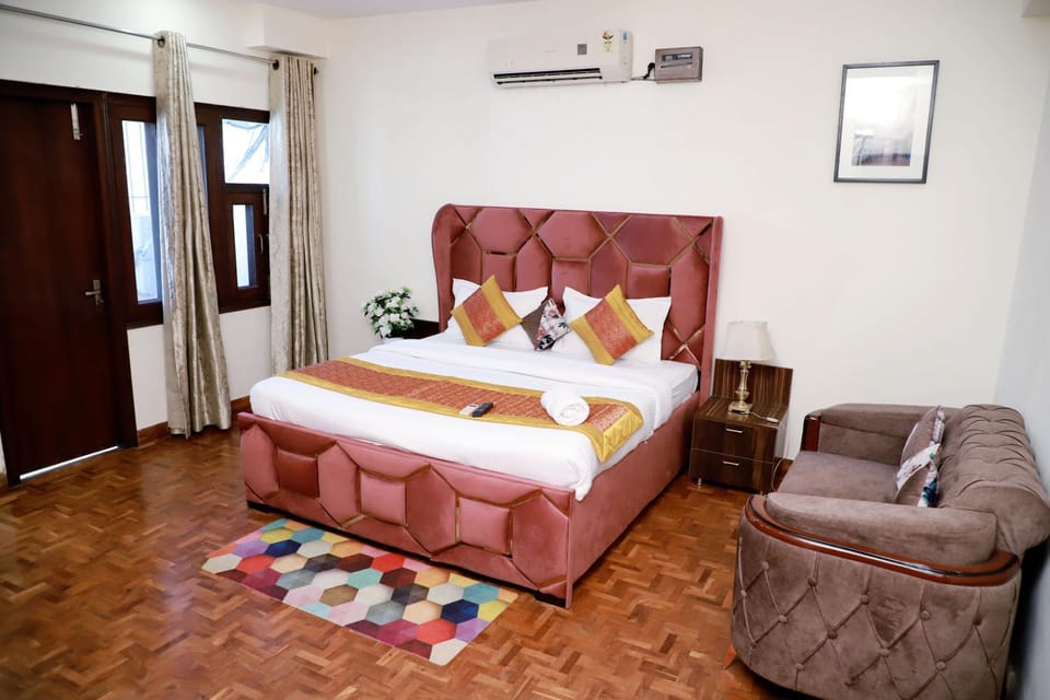 Bed, Living room, Photo of the whole room, Seating area, Bedroom, wardrobe