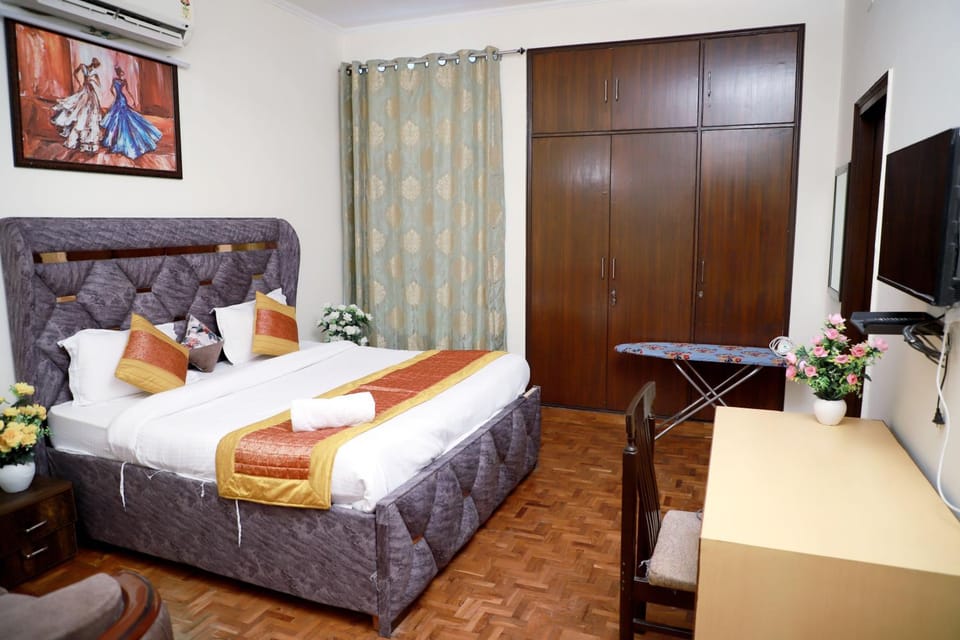 Bed, TV and multimedia, Living room, Photo of the whole room, Seating area, Bedroom, hair dresser, wardrobe