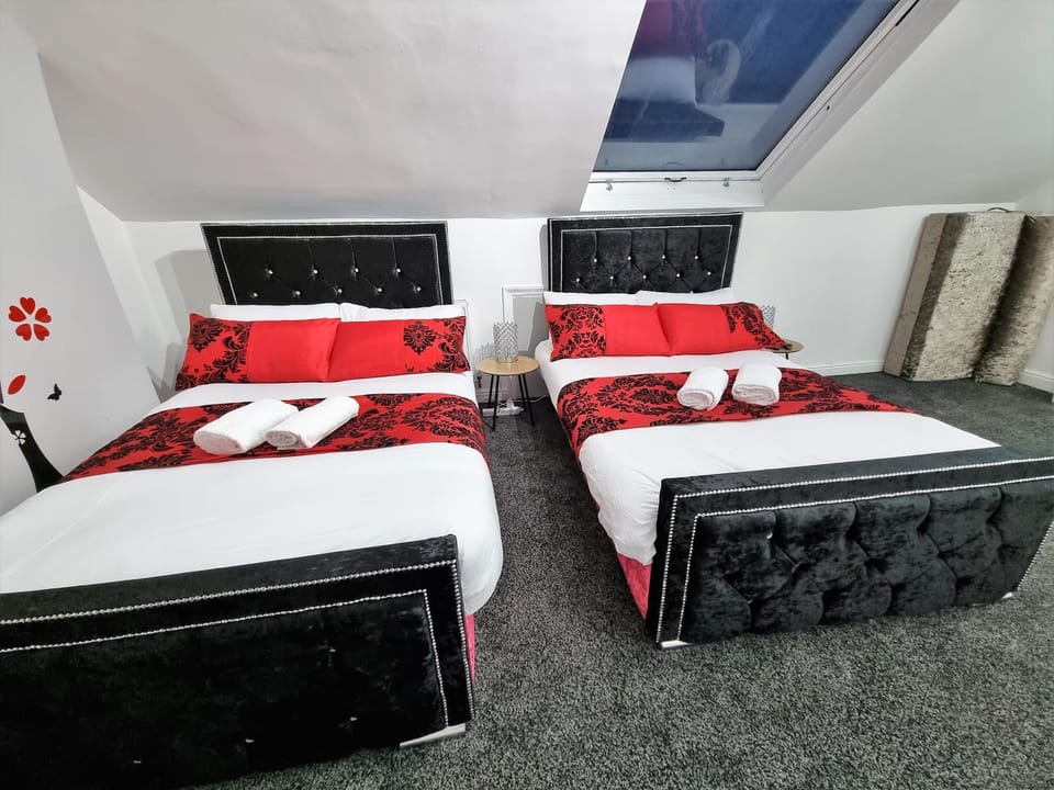 *11BR* Setup for your most amazing relaxed stay + Free Parking + Free Fast WiFi * House in Leeds