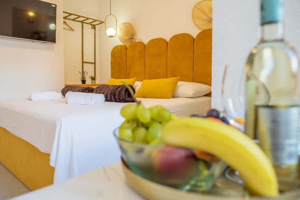 Bed, TV and multimedia, Food and drinks, Bedroom, Food