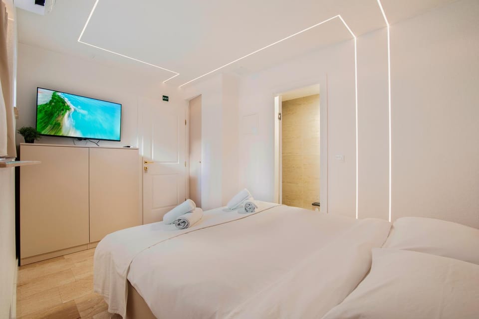 Bed, TV and multimedia, Evening entertainment, Bedroom
