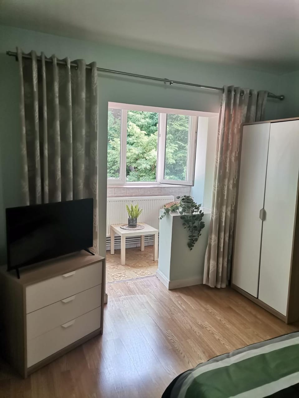 TV and multimedia, Seating area, Bedroom