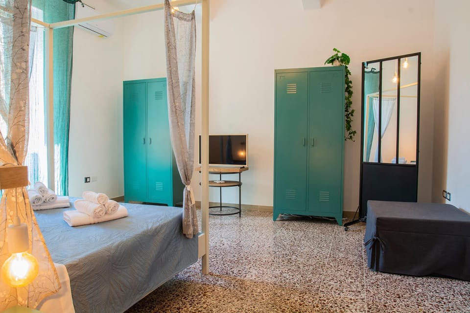 Bedroom, locker, towels, towels, wardrobe, air conditioner