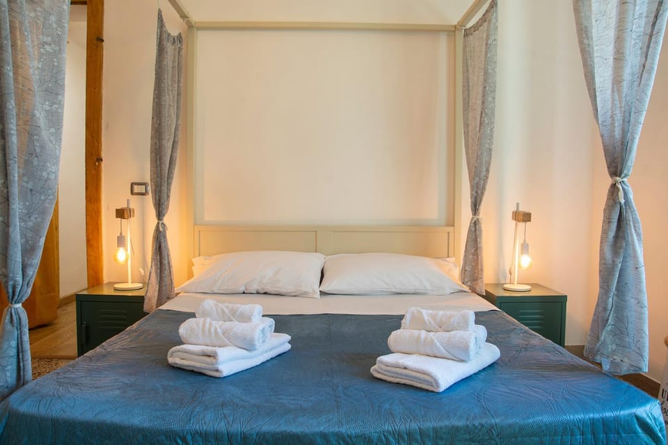 Bed, Bedroom, towels