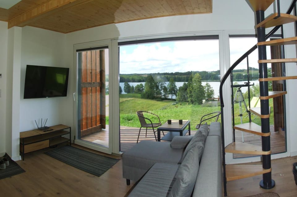 Patio, Communal lounge/ TV room, Day, Natural landscape, Garden, TV and multimedia, Balcony/Terrace, Living room, Seating area, Evening entertainment, Garden view