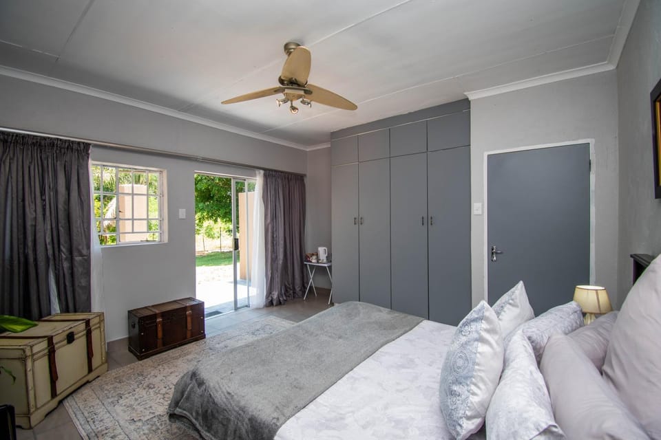 Bed, Photo of the whole room, Bedroom, fireplace, wardrobe