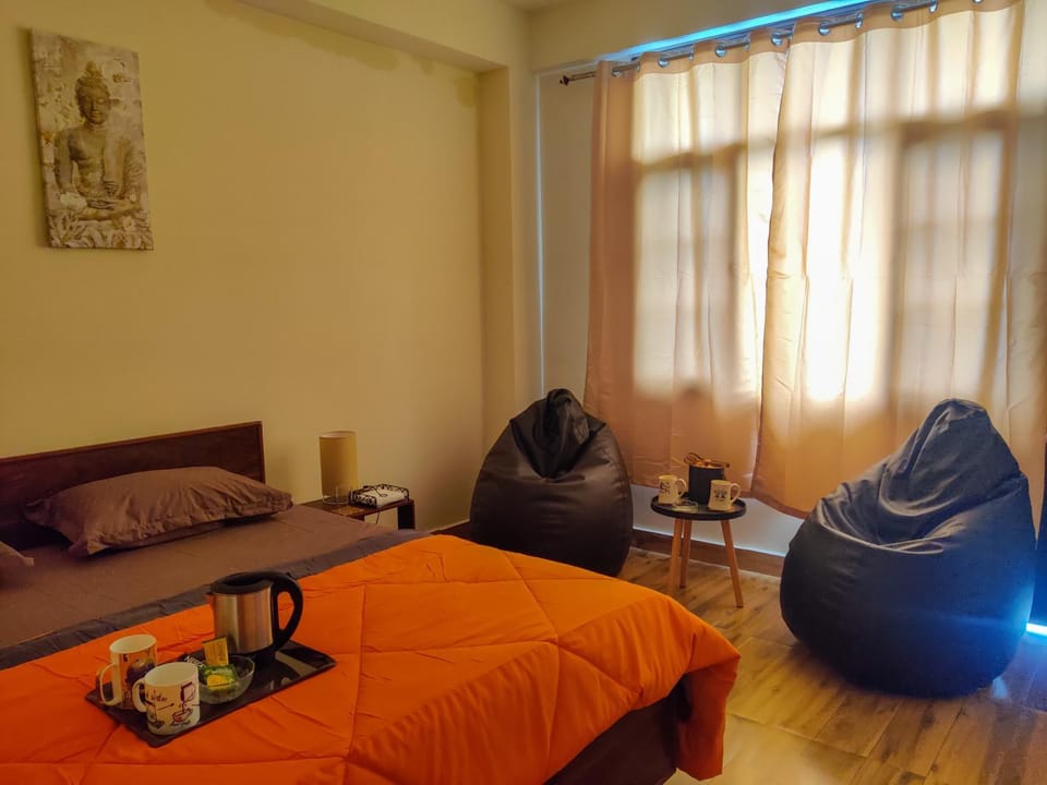 Bed, Photo of the whole room, Seating area, Bedroom, Drinks, locker