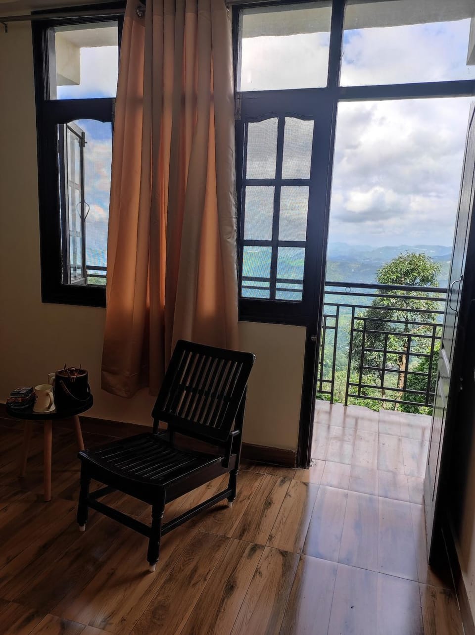 View (from property/room), Balcony/Terrace, Photo of the whole room, Seating area, Bedroom, Mountain view