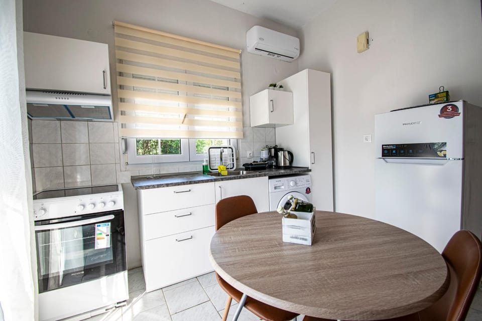 Coffee/tea facilities, Kitchen or kitchenette, Dining area, stove, air conditioner