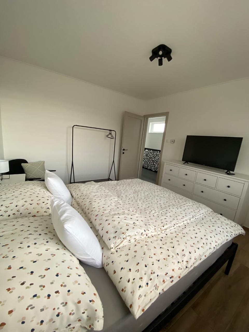 Bed, TV and multimedia, Bedroom