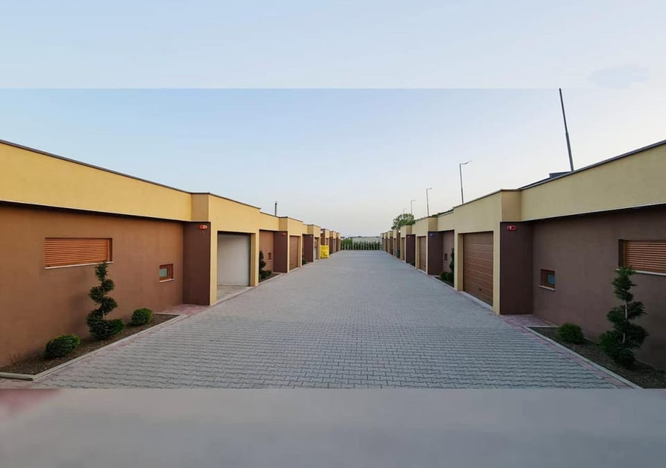 Property building, Facade/entrance, Parking