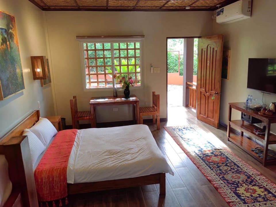 Photo of the whole room, Dining area