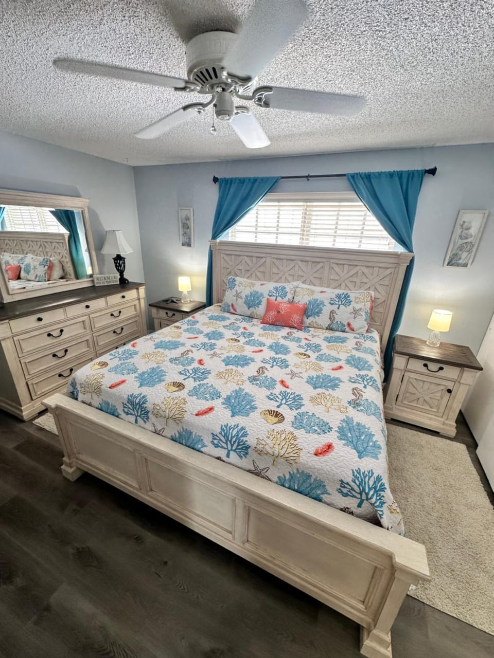 Beachside Serenity Private Balcony with Ocean View, Heated Pool, BBQ, King Bed Apartment in Edgewater