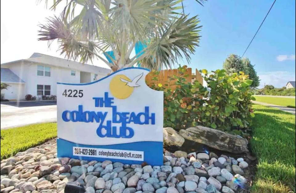 Beachside Serenity Private Balcony with Ocean View, Heated Pool, BBQ, King Bed Apartment in Edgewater