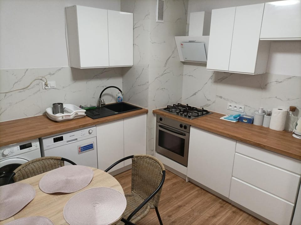 Coffee/tea facilities, Kitchen or kitchenette, dishwasher, oven, stove