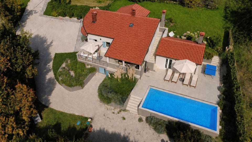 Property building, Bird's eye view, Swimming pool