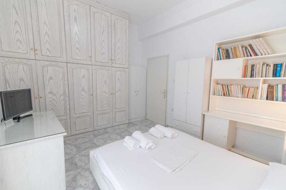 Bed, Library, TV and multimedia, Photo of the whole room, Bedroom, wardrobe