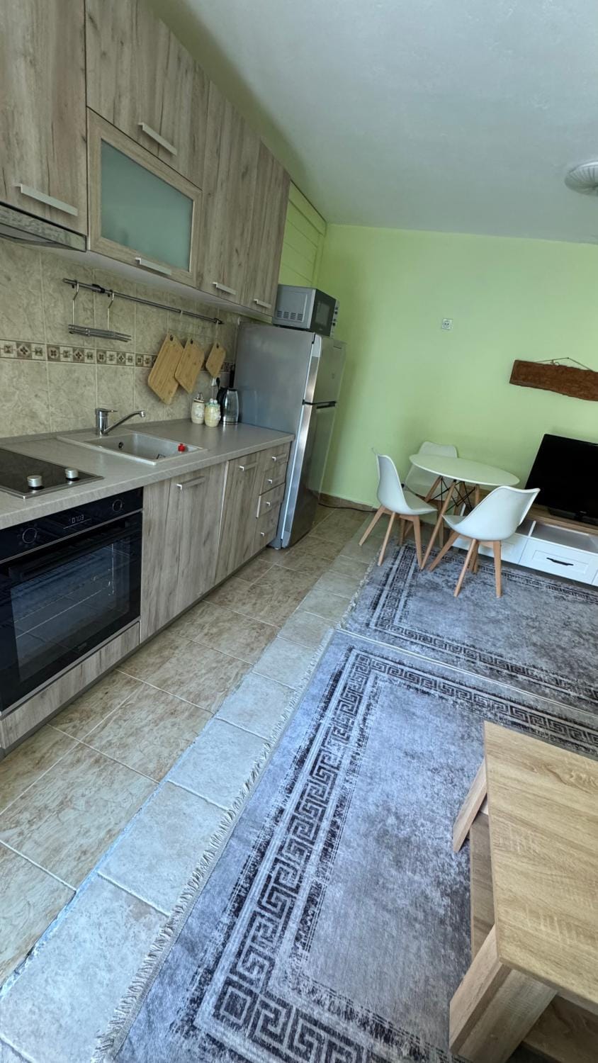 Kitchen or kitchenette, Dining area, oven, stove