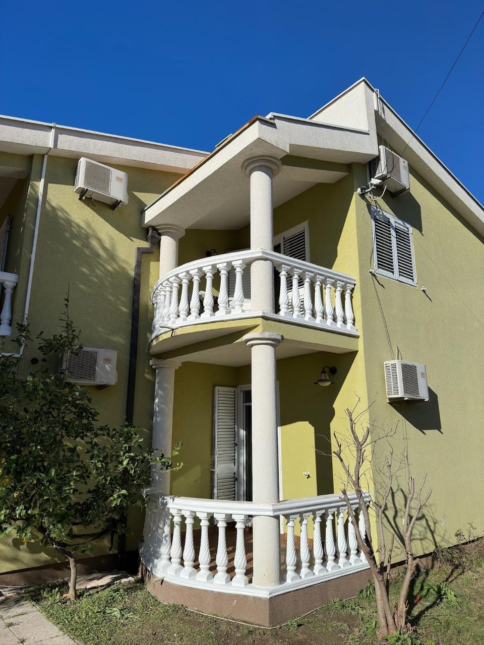 Property building, Facade/entrance, Day, Balcony/Terrace