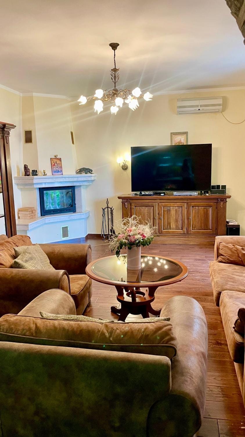 Communal lounge/ TV room, TV and multimedia, Living room, Seating area, Evening entertainment