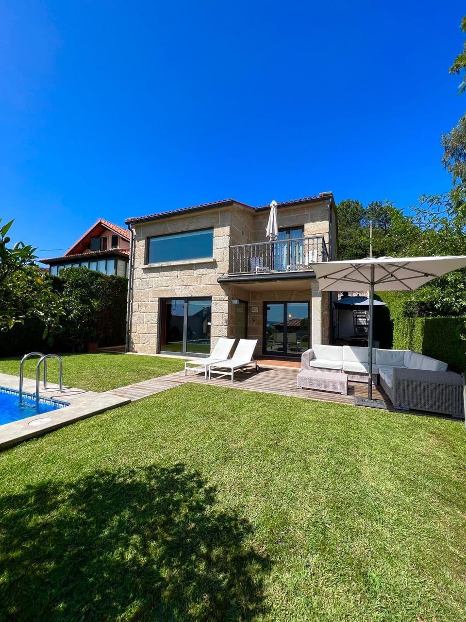 Property building, Garden, Garden view, Pool view, Swimming pool, sunbed