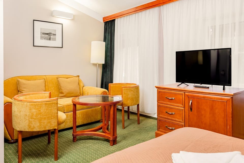 Bed, TV and multimedia, Seating area