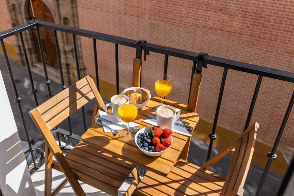 Central and Spacious Apartment with Parking on-site Apartment in Malaga