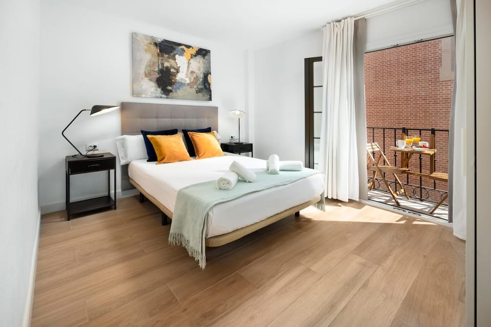 Central and Spacious Apartment with Parking on-site Apartment in Malaga