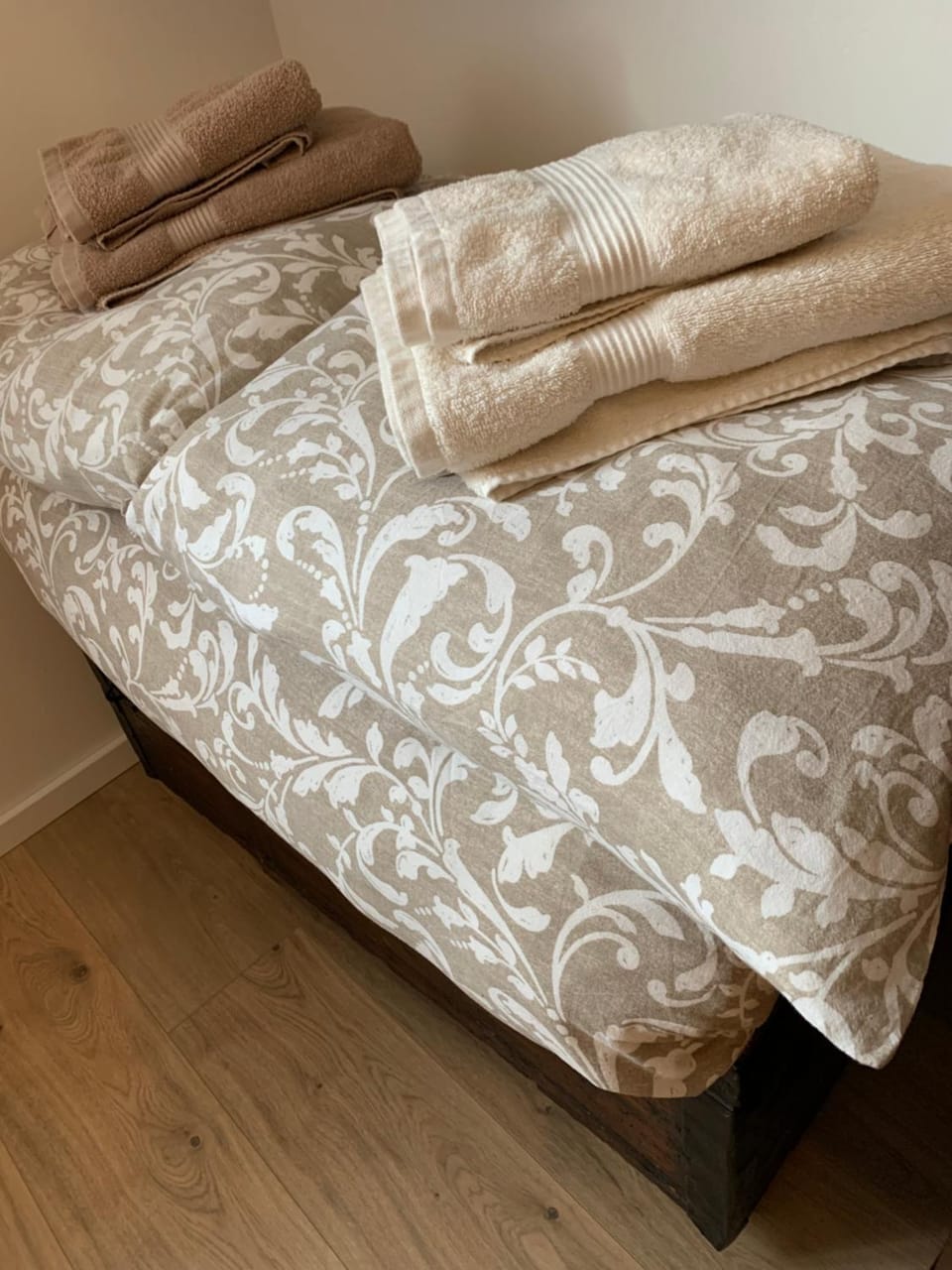 Bed, Living room, towels