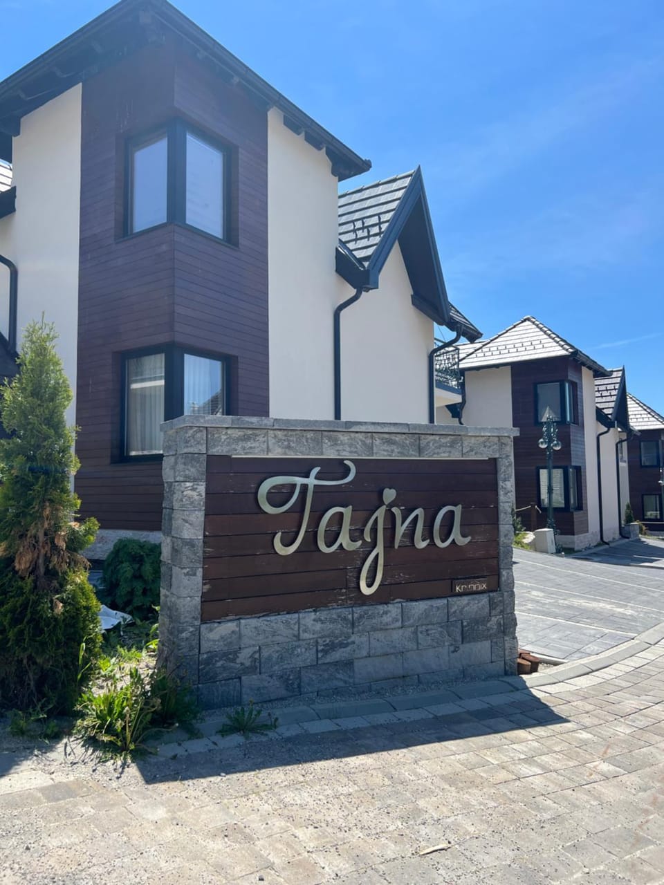 Property building, Property logo or sign, Neighbourhood, Street view