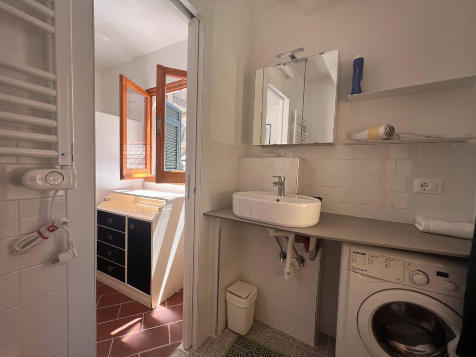 Bathroom, washing machine