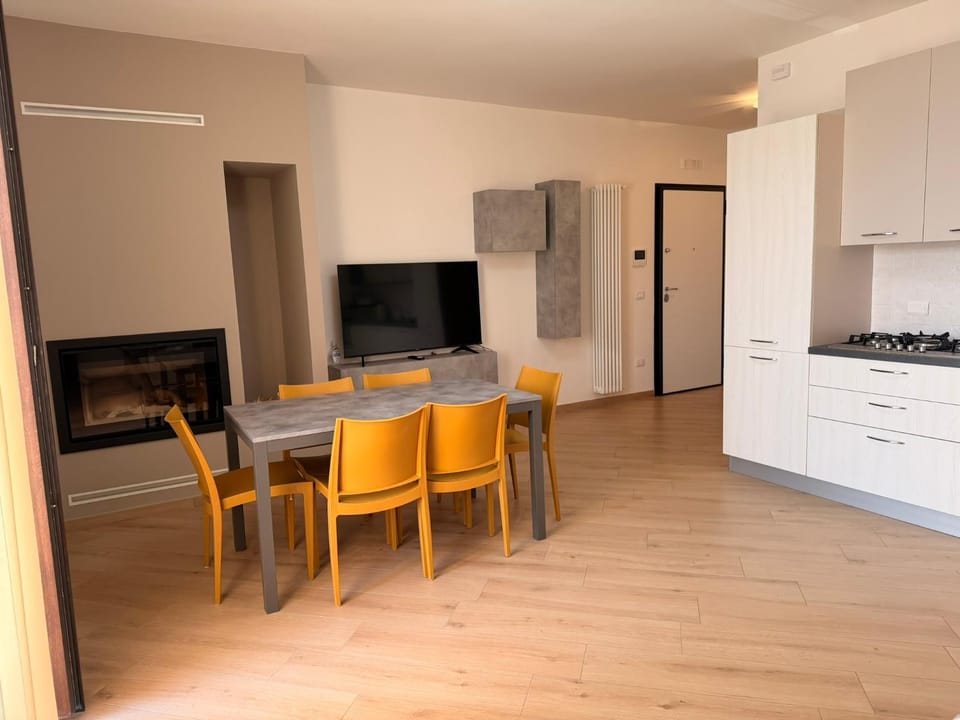 Communal lounge/ TV room, TV and multimedia, Kitchen or kitchenette, Living room, Seating area, Dining area, Evening entertainment, oven, stove