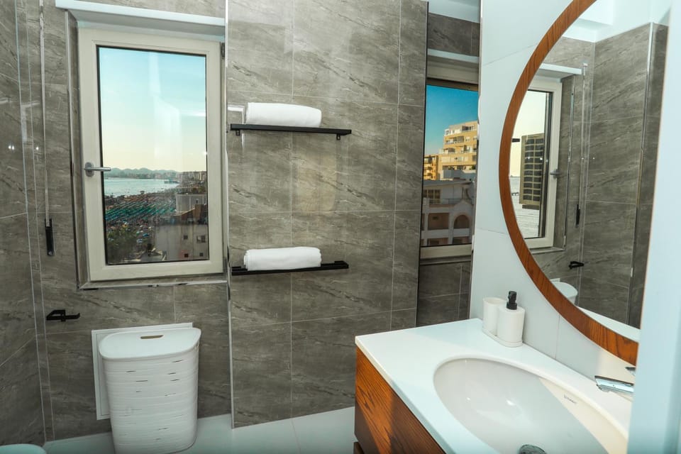 Bathroom, Sea view
