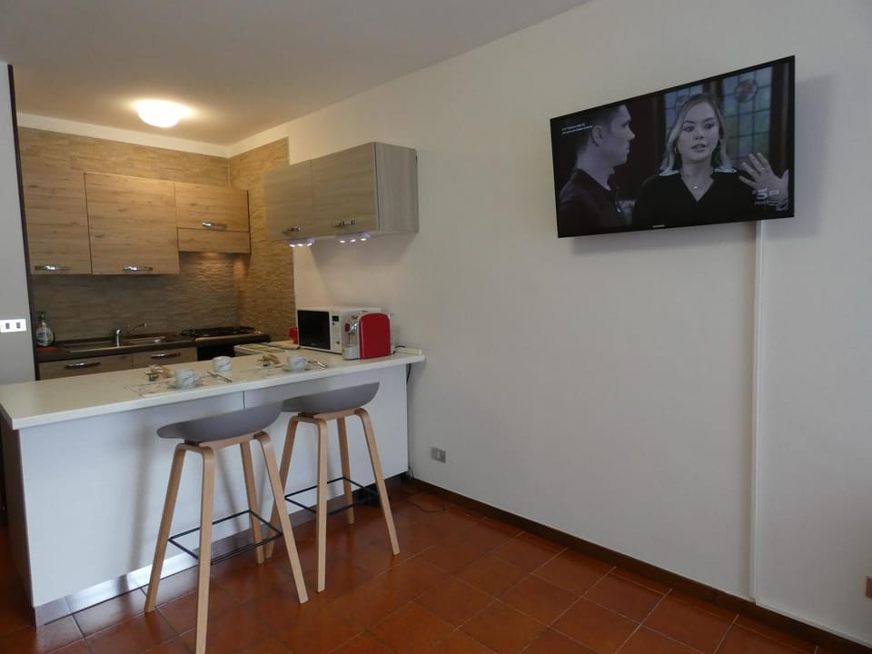 TV and multimedia, Kitchen or kitchenette, Dining area, oven, stove