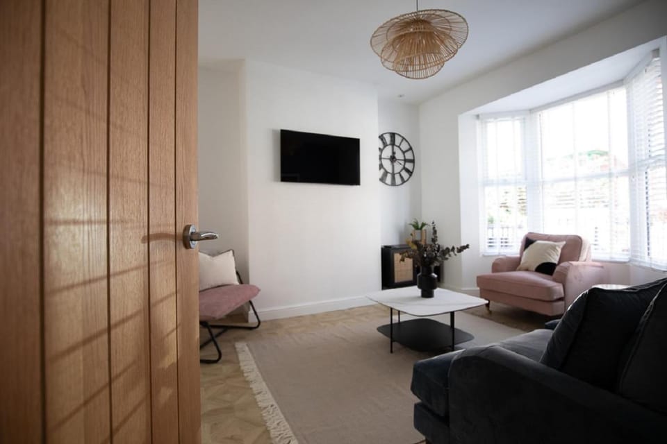 Communal lounge/ TV room, TV and multimedia, Living room, Seating area