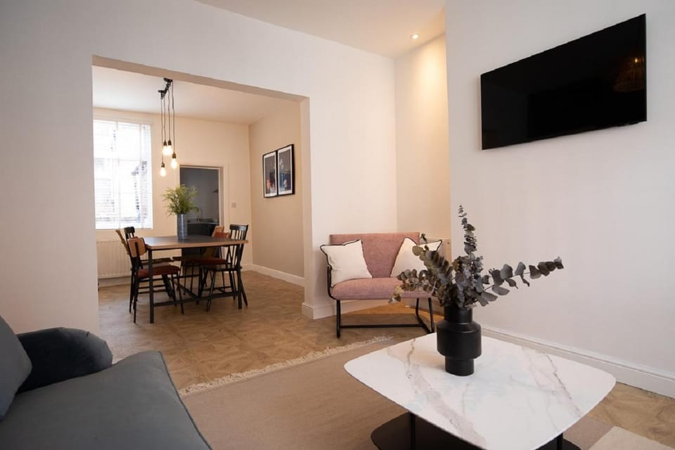 Communal lounge/ TV room, TV and multimedia, Living room, Seating area, Dining area, Evening entertainment