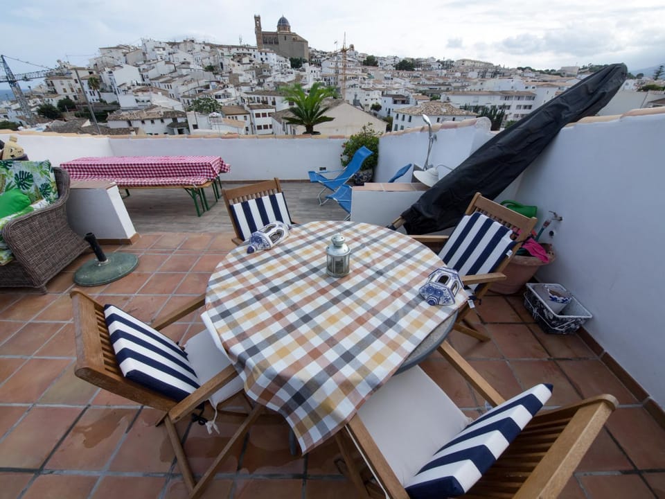 View (from property/room), Balcony/Terrace, Seating area, Dining area, City view, Landmark view