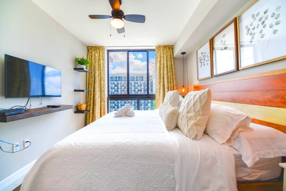 Bed, TV and multimedia, Bedroom