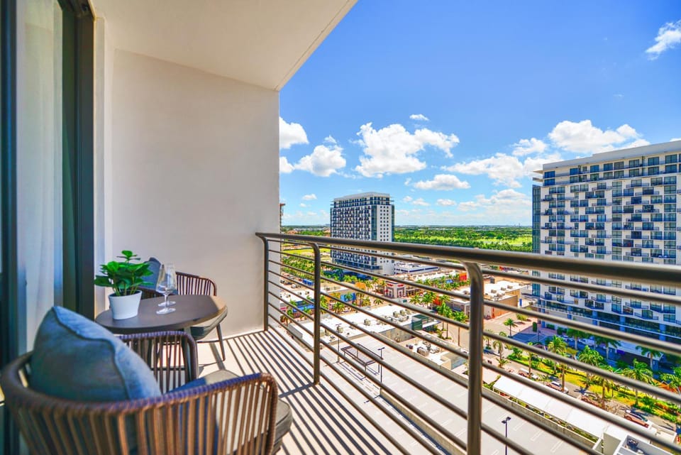 View (from property/room), Balcony/Terrace, Seating area, City view