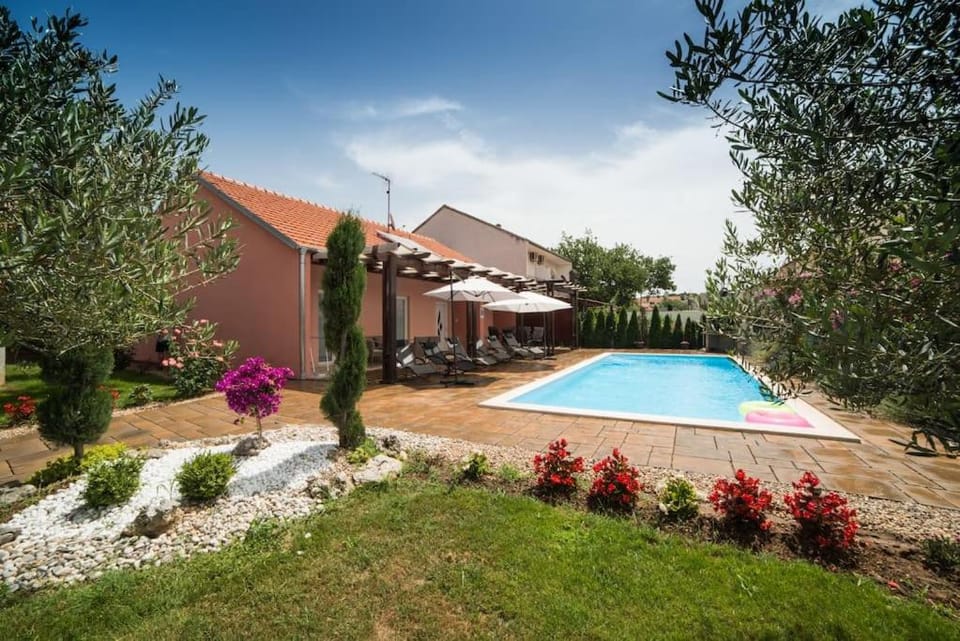 Property building, Garden, Pool view, Swimming pool