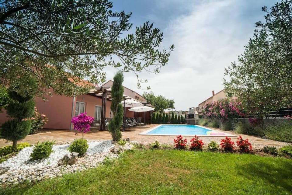 Property building, Garden, Swimming pool