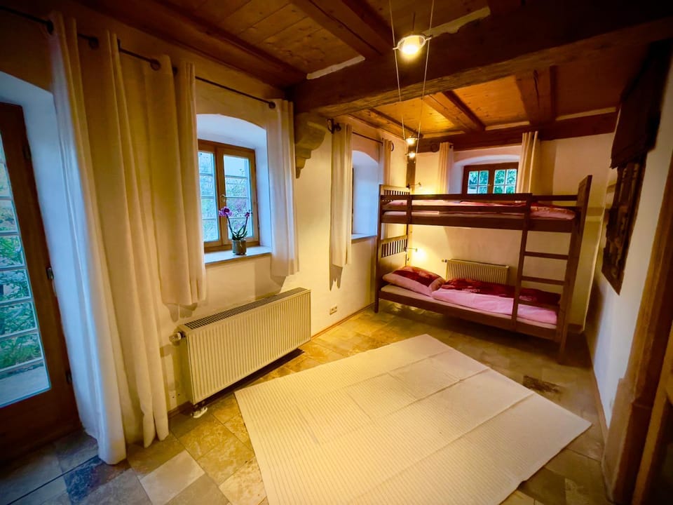 Bedroom, bunk bed