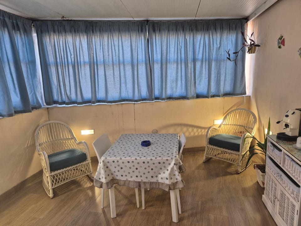 Kitchen or kitchenette, Seating area, Dining area