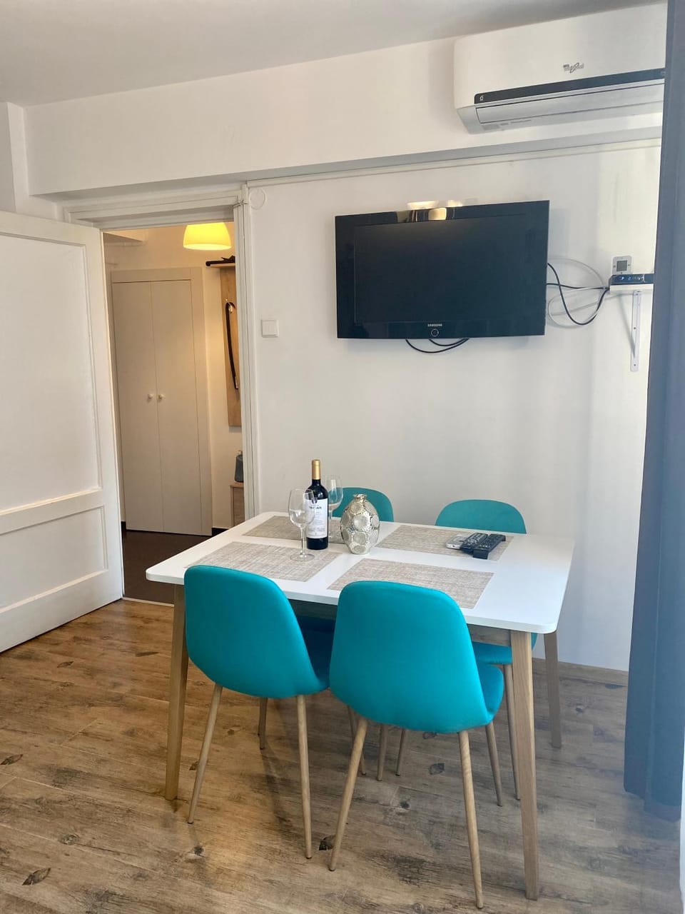 TV and multimedia, Living room, Seating area, Dining area, air conditioner