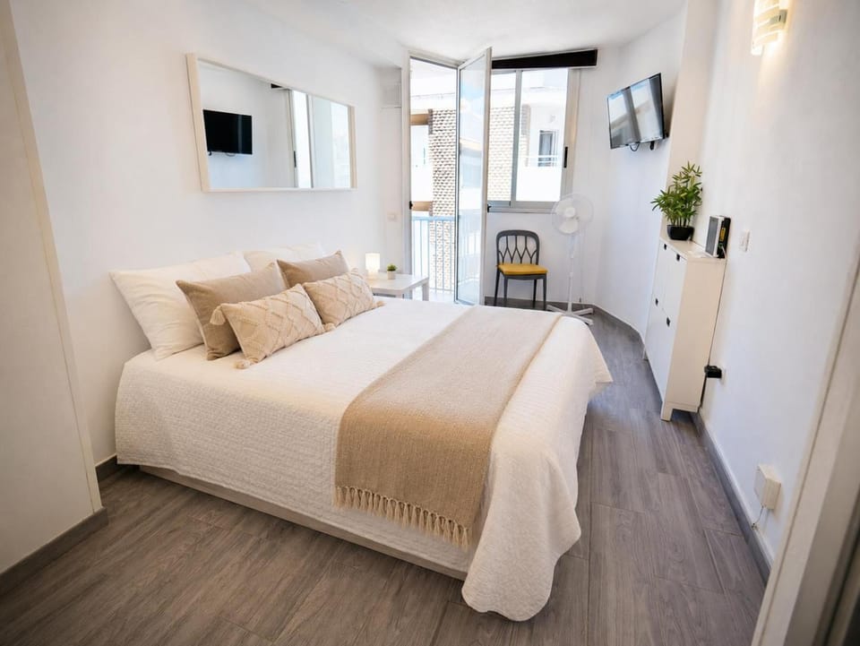 Bed, TV and multimedia, Photo of the whole room, Bedroom
