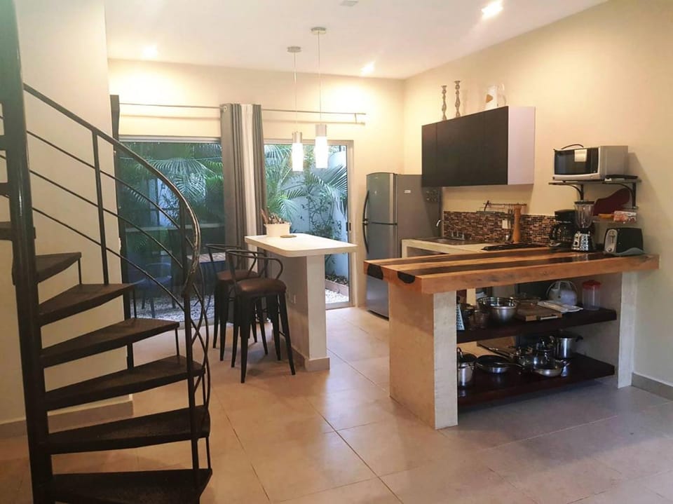 Coffee/tea facilities, Kitchen or kitchenette, Dining area, minibar, oven, pet friendly, stove, toaster