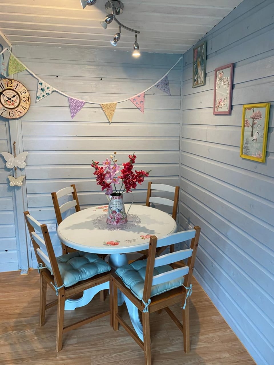 Evening entertainment, Internal: Not applicable to any particular room