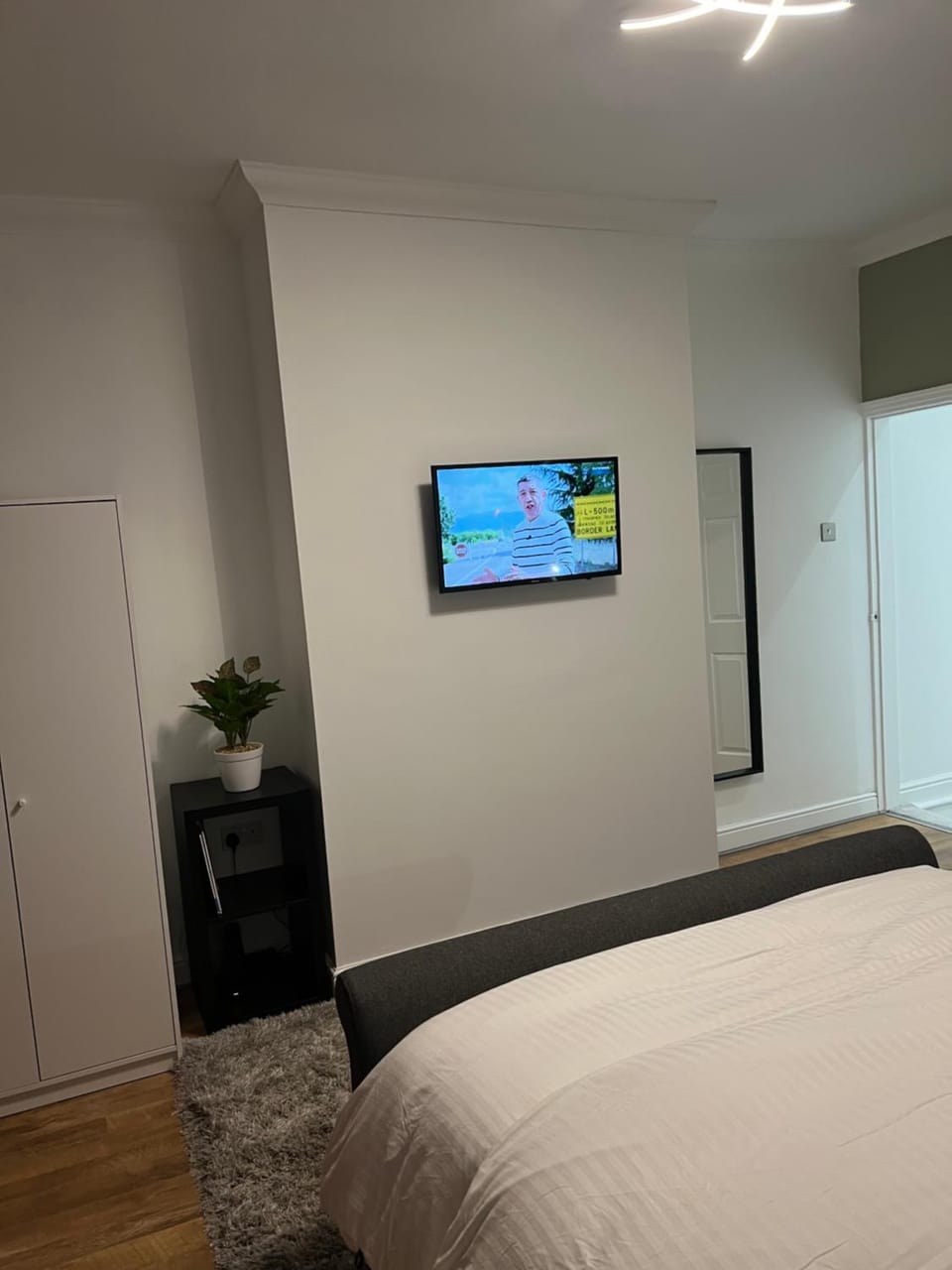 Bed, TV and multimedia, Bedroom