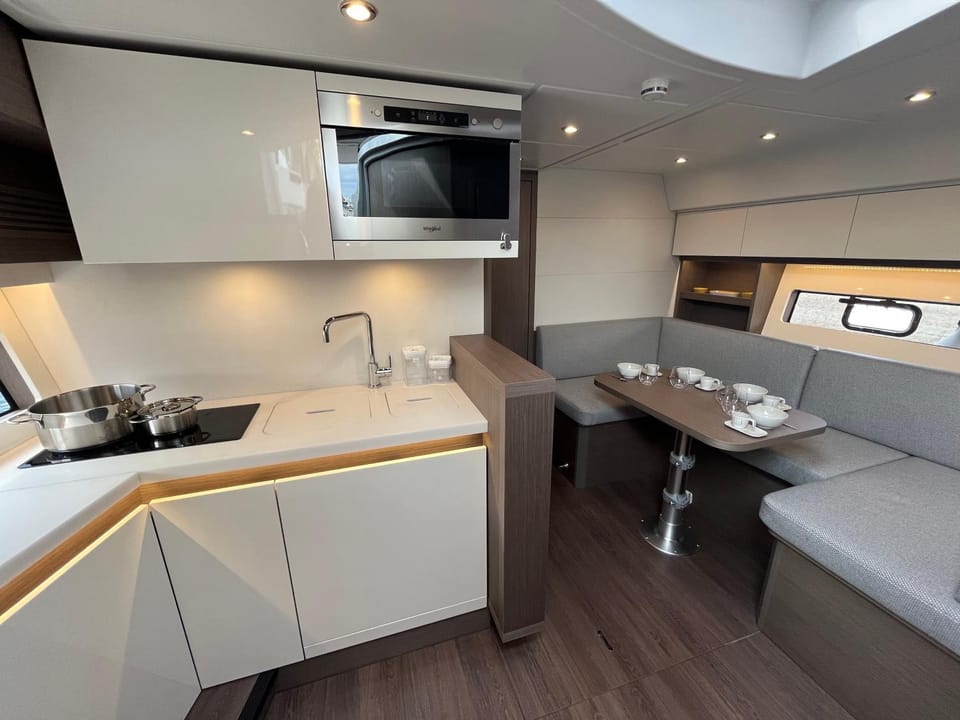 Puissance, Elegance et Style, Yacht à Deauville Docked boat in Deauville