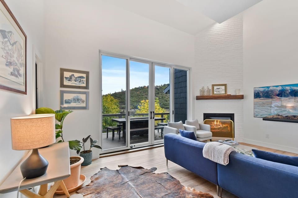 TV and multimedia, Living room, Seating area, Mountain view